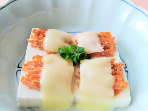 電子レンジで簡単♪和風味のにんじん・チーズ載せ豆腐